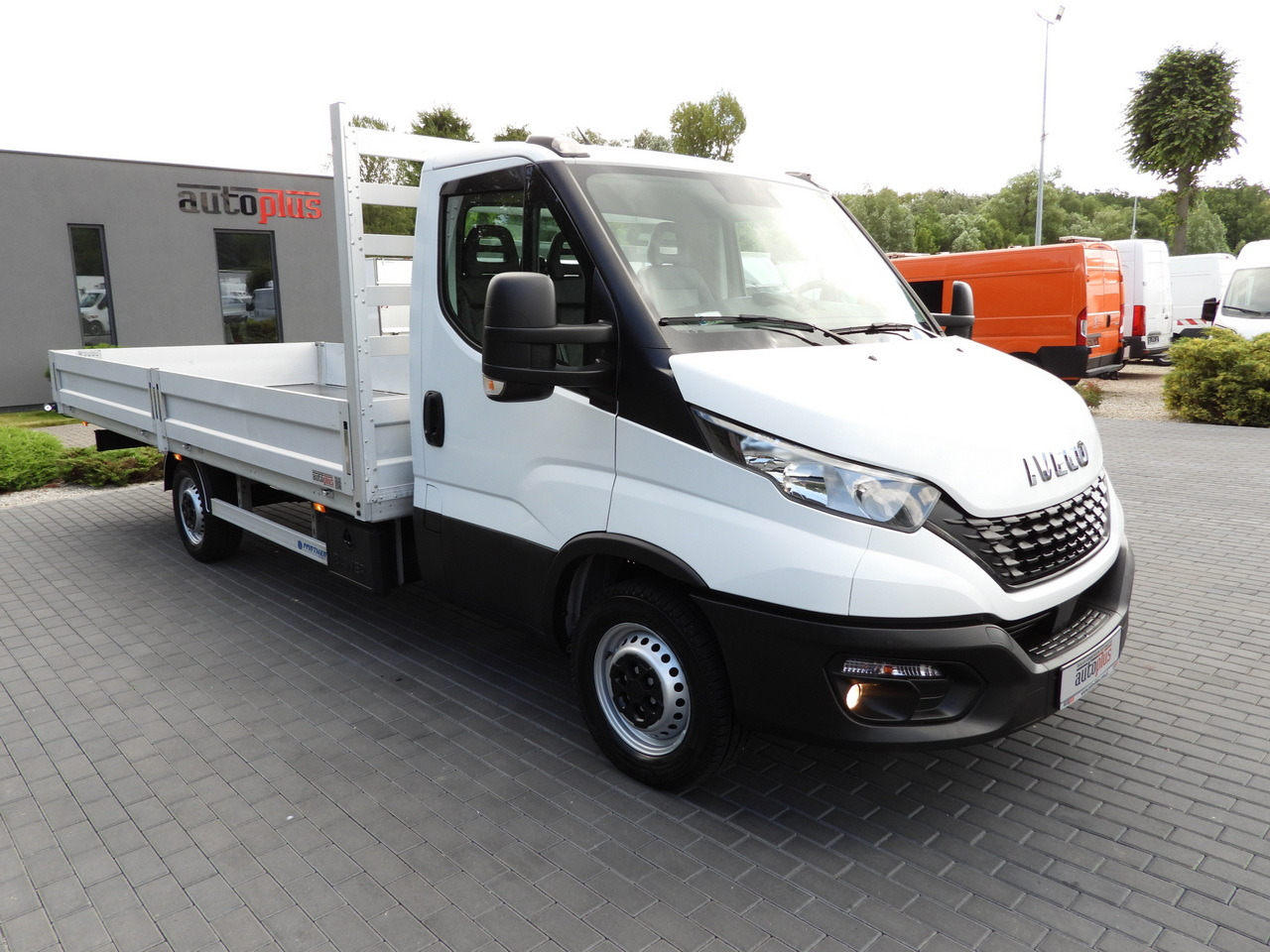 IVECO DAILY 35S16 STAKE BODY 10 PALLETS CRUISE CONTROL AIR CONDITIONING 160HP - Bestelwagen open laadbak: afbeelding 4 IVECO DAILY 35S16 STAKE BODY 10 PALLETS CRUISE CONTROL AIR CONDITIONING 160HP - Bestelwagen open laadbak: afbeelding 4