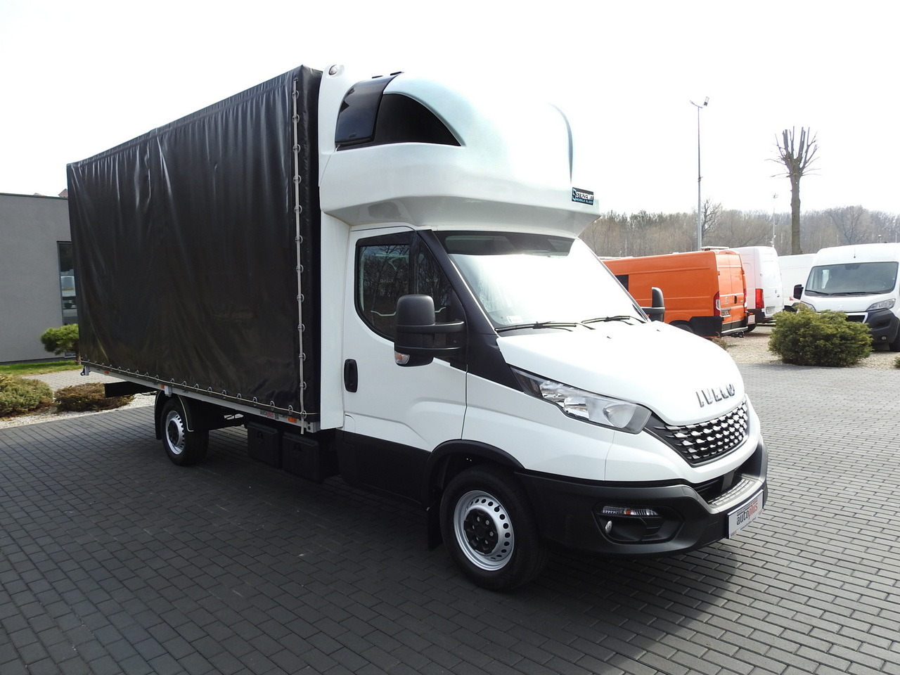 IVECO DAILY 35S18 TARPAULIN 10 PALLETS WEBASTO CRUISE CONTROL AIR CONDITIONING 180HP - Schuifzeilen bestelwagen: afbeelding 4 IVECO DAILY 35S18 TARPAULIN 10 PALLETS WEBASTO CRUISE CONTROL AIR CONDITIONING 180HP - Schuifzeilen bestelwagen: afbeelding 4