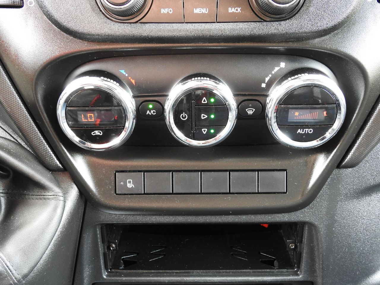 Schuifzeilen bestelwagen IVECO DAILY 35S18 TARPAULIN 10 PALLETS WEBASTO CRUISE CONTROL LED LIGHTS AIR CONDITIONING 180HP: afbeelding 40 Schuifzeilen bestelwagen IVECO DAILY 35S18 TARPAULIN 10 PALLETS WEBASTO CRUISE CONTROL LED LIGHTS AIR CONDITIONING 180HP: afbeelding 40