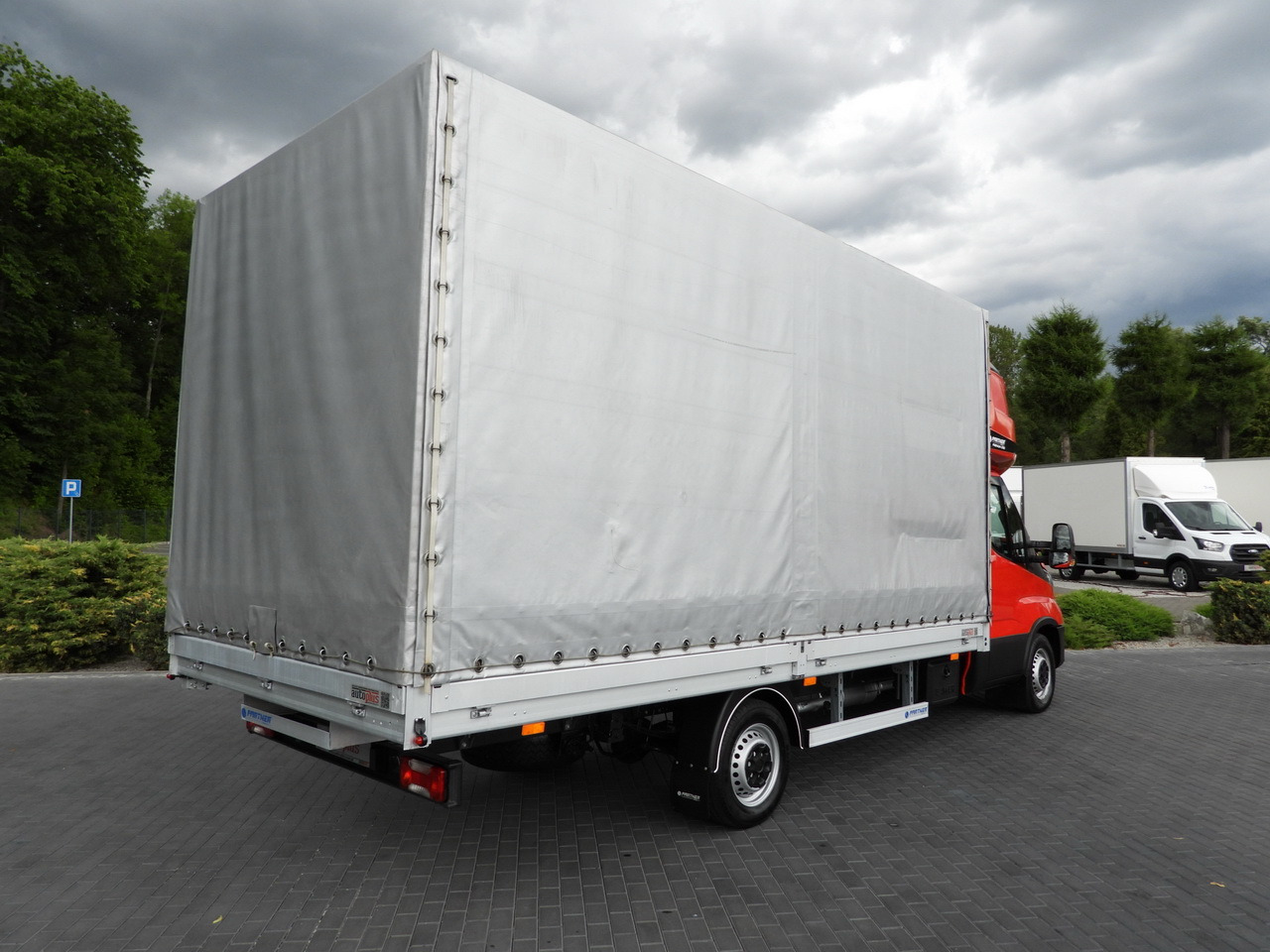 IVECO DAILY 35S18 TARPAULIN 10 PALLETS WEBASTO CRUISE CONTROL LED LIGHTS AIR CONDITIONING 180HP - Schuifzeilen bestelwagen: afbeelding 3 IVECO DAILY 35S18 TARPAULIN 10 PALLETS WEBASTO CRUISE CONTROL LED LIGHTS AIR CONDITIONING 180HP - Schuifzeilen bestelwagen: afbeelding 3