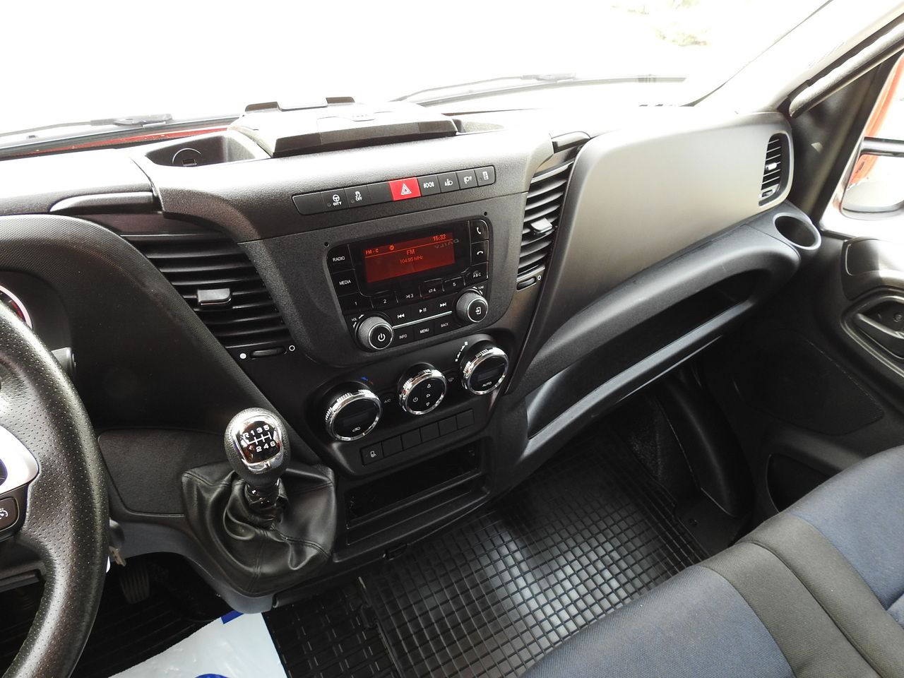 Schuifzeilen bestelwagen IVECO DAILY 35S18 TARPAULIN 10 PALLETS WEBASTO CRUISE CONTROL LED LIGHTS AIR CONDITIONING 180HP: afbeelding 35 Schuifzeilen bestelwagen IVECO DAILY 35S18 TARPAULIN 10 PALLETS WEBASTO CRUISE CONTROL LED LIGHTS AIR CONDITIONING 180HP: afbeelding 35