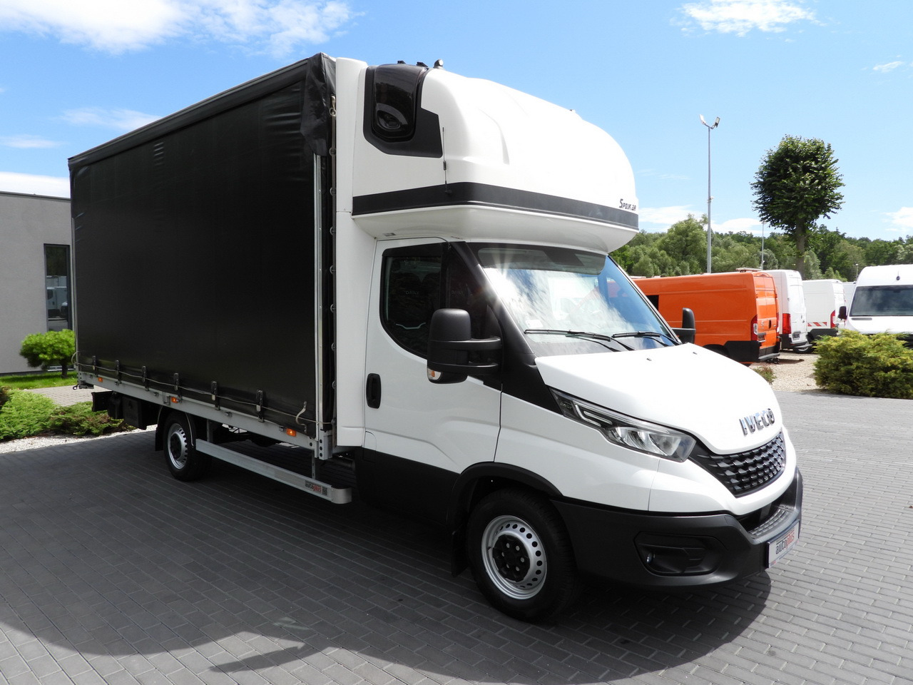 IVECO DAILY 35S18 TARPAULIN 10 PALLETS WEBASTO CRUISE CONTROL LED LIGHTS PNEUMATICS AIR CONDITIONING 180HP - Schuifzeilen bestelwagen: afbeelding 4 IVECO DAILY 35S18 TARPAULIN 10 PALLETS WEBASTO CRUISE CONTROL LED LIGHTS PNEUMATICS AIR CONDITIONING 180HP - Schuifzeilen bestelwagen: afbeelding 4