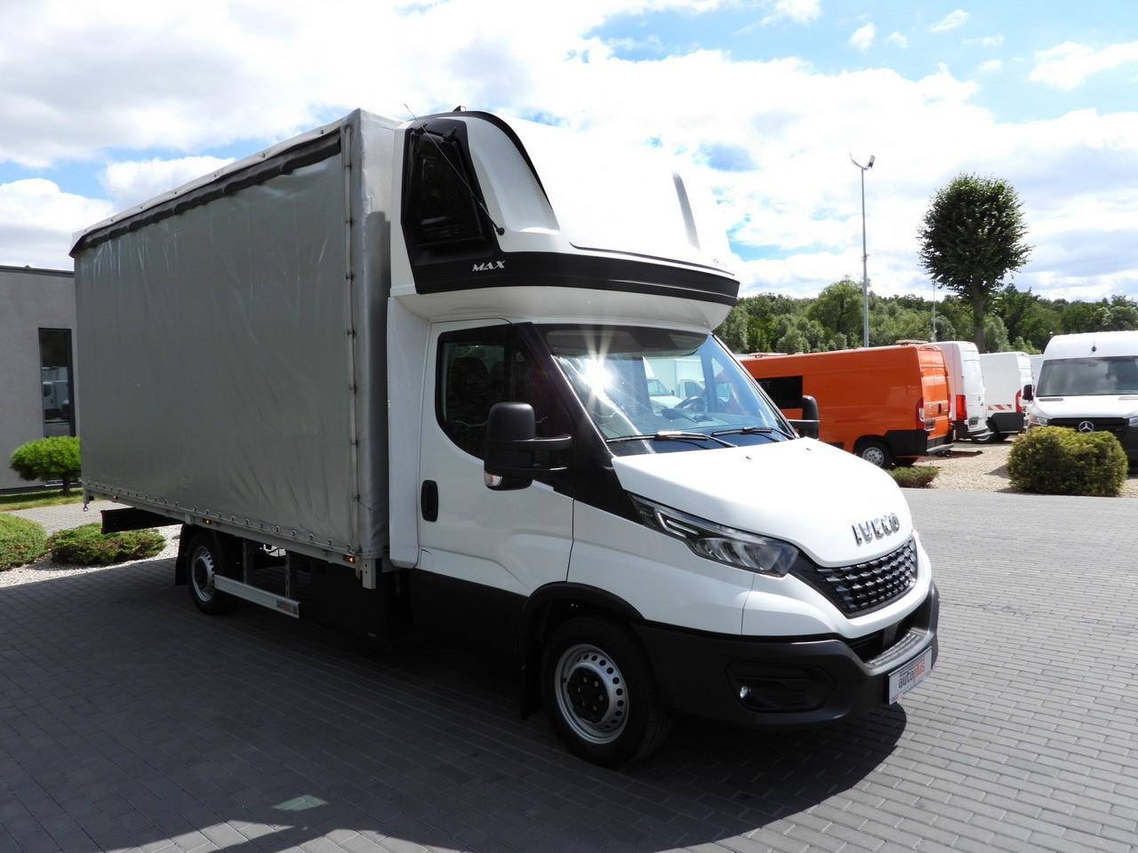 IVECO DAILY 35S18 TARPAULIN 10 PALLETS WEBASTO CRUISE CONTROL NAVIGATION LED LIGHTS AIR CONDITIONING 180HP - Schuifzeilen bestelwagen: afbeelding 4 IVECO DAILY 35S18 TARPAULIN 10 PALLETS WEBASTO CRUISE CONTROL NAVIGATION LED LIGHTS AIR CONDITIONING 180HP - Schuifzeilen bestelwagen: afbeelding 4