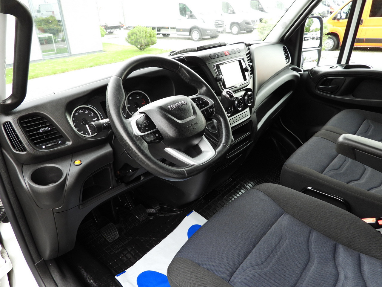 IVECO DAILY 35S18 TARPAULIN 10 PALLETS WEBASTO CRUISE CONTROL NAVIGATION LED LIGHTS AIR CONDITIONING 180HP - Schuifzeilen bestelwagen: afbeelding 2 IVECO DAILY 35S18 TARPAULIN 10 PALLETS WEBASTO CRUISE CONTROL NAVIGATION LED LIGHTS AIR CONDITIONING 180HP - Schuifzeilen bestelwagen: afbeelding 2