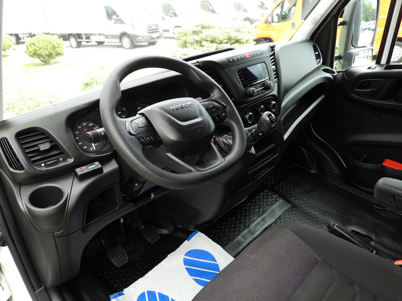 IVECO DAILY 35S18 TARPAULIN LIFT 10 PALLETS WEBASTO CRUISE CONTROL PNEUMATICS AIR CONDITIONING 180HP - Schuifzeilen bestelwagen: afbeelding 2 IVECO DAILY 35S18 TARPAULIN LIFT 10 PALLETS WEBASTO CRUISE CONTROL PNEUMATICS AIR CONDITIONING 180HP - Schuifzeilen bestelwagen: afbeelding 2
