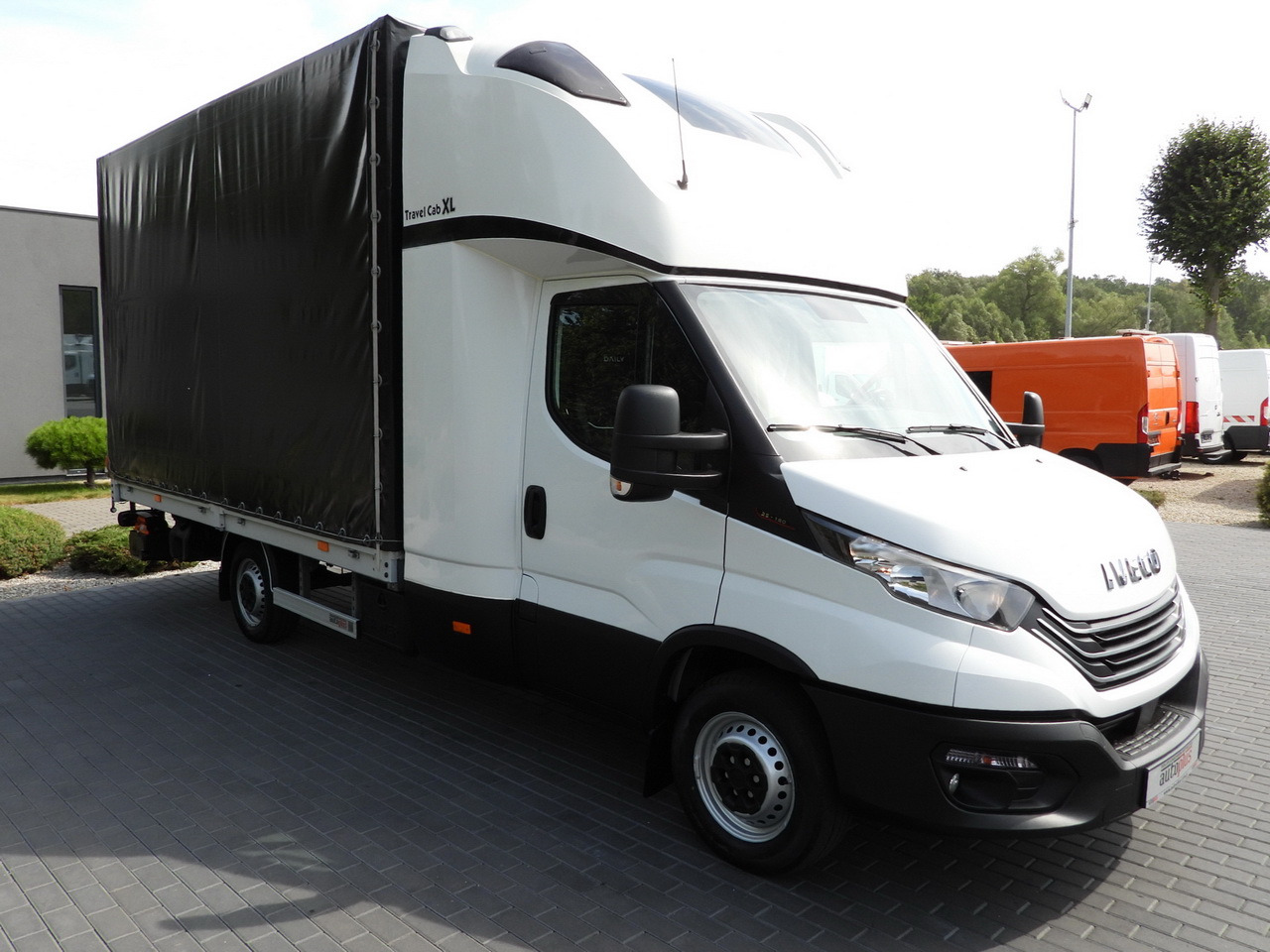 IVECO DAILY 35S18 TARPAULIN LIFT 8 PALLETS CRUISE CONTROL AIR CONDITIONING 180HP - Schuifzeilen bestelwagen: afbeelding 4 IVECO DAILY 35S18 TARPAULIN LIFT 8 PALLETS CRUISE CONTROL AIR CONDITIONING 180HP - Schuifzeilen bestelwagen: afbeelding 4