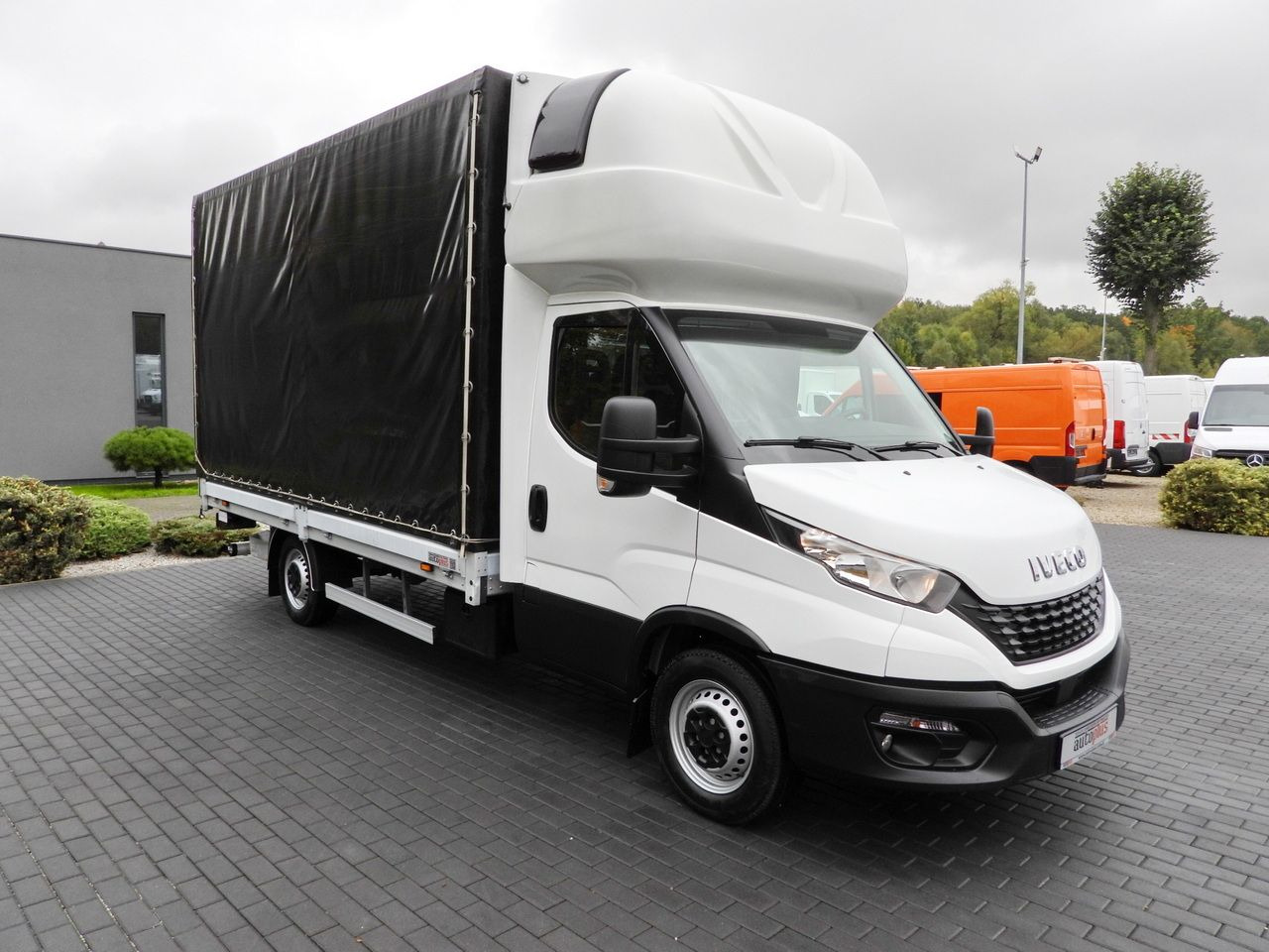 IVECO DAILY 35S18 TARPAULIN LIFT 8 PALLETS WEBASTO CRUISE CONTROL AIR CONDITIONING 180HP - Schuifzeilen bestelwagen: afbeelding 4 IVECO DAILY 35S18 TARPAULIN LIFT 8 PALLETS WEBASTO CRUISE CONTROL AIR CONDITIONING 180HP - Schuifzeilen bestelwagen: afbeelding 4