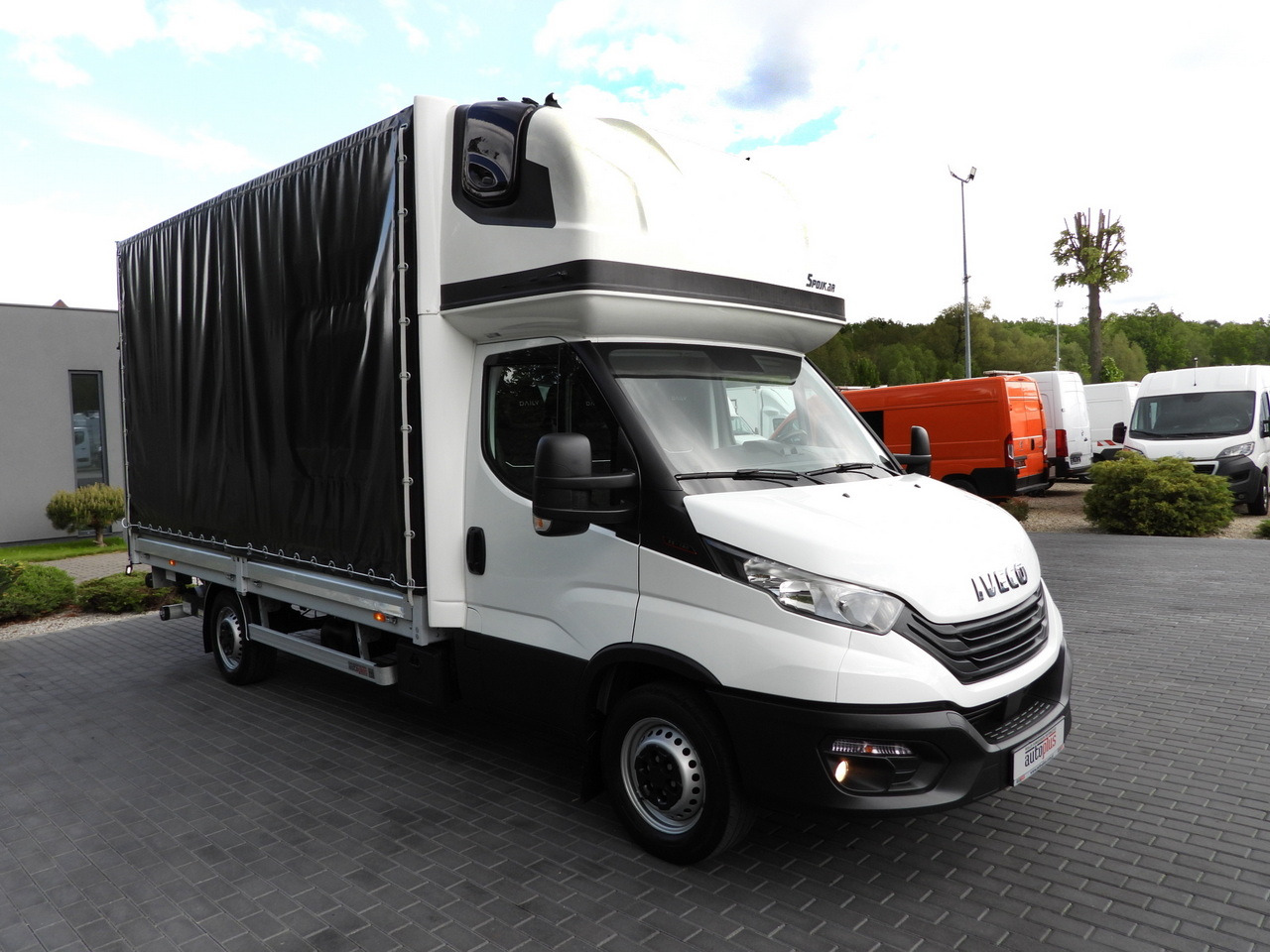 IVECO DAILY 35S18 TARPAULIN LIFT 8 PALLETS WEBASTO CRUISE CONTROL AIR CONDITIONING 180HP - Schuifzeilen bestelwagen: afbeelding 4 IVECO DAILY 35S18 TARPAULIN LIFT 8 PALLETS WEBASTO CRUISE CONTROL AIR CONDITIONING 180HP - Schuifzeilen bestelwagen: afbeelding 4