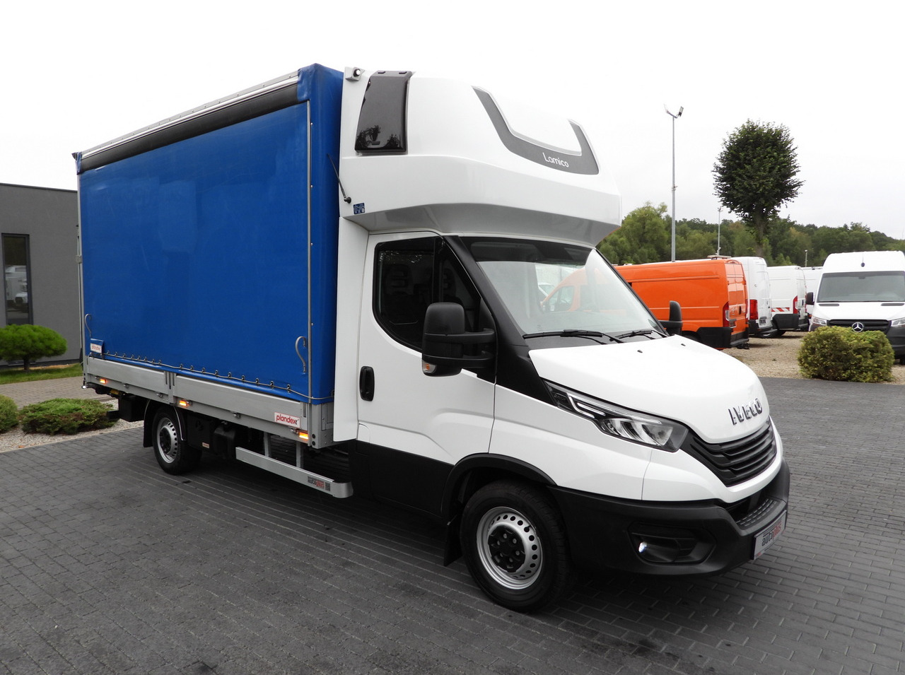 IVECO DAILY 35S18 TARPAULIN LIFT 8 PALLETS WEBASTO CRUISE CONTROL LED LIGHTS AIR CONDITIONING 180HP - Schuifzeilen bestelwagen: afbeelding 4 IVECO DAILY 35S18 TARPAULIN LIFT 8 PALLETS WEBASTO CRUISE CONTROL LED LIGHTS AIR CONDITIONING 180HP - Schuifzeilen bestelwagen: afbeelding 4