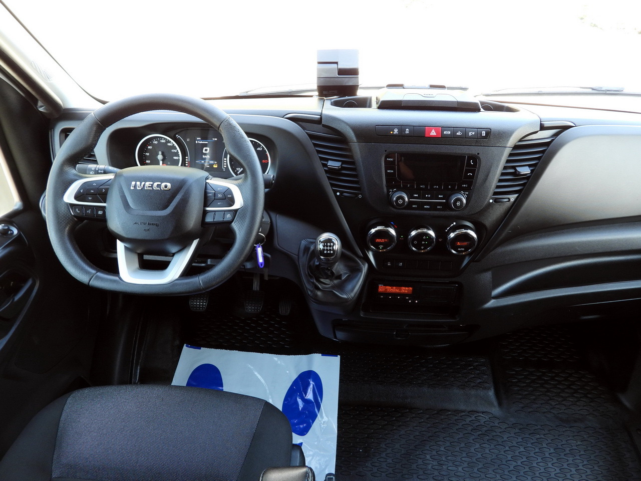 IVECO DAILY 70C18 TARPAULIN LIFT 14 PALLETS WEBASTO CRUISE CONTROL LED LIGHTS TWIN WHEELS AIR CONDITIONING 180HP - Schuifzeilen bestelwagen: afbeelding 2 IVECO DAILY 70C18 TARPAULIN LIFT 14 PALLETS WEBASTO CRUISE CONTROL LED LIGHTS TWIN WHEELS AIR CONDITIONING 180HP - Schuifzeilen bestelwagen: afbeelding 2