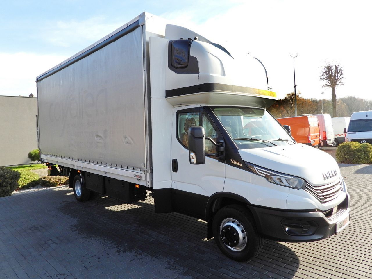 IVECO DAILY 70C18 TARPAULIN LIFT 16 PALLETS WEBASTO CRUISE CONTROL NAVIGATION LED LIGHTS PNEUMATICS AUTOMATIC TRANSMISSION HI-MATIC TWIN WHEELS AIR CONDITIONING 180HP - Schuifzeilen vrachtwagen: afbeelding 4 IVECO DAILY 70C18 TARPAULIN LIFT 16 PALLETS WEBASTO CRUISE CONTROL NAVIGATION LED LIGHTS PNEUMATICS AUTOMATIC TRANSMISSION HI-MATIC TWIN WHEELS AIR CONDITIONING 180HP - Schuifzeilen vrachtwagen: afbeelding 4
