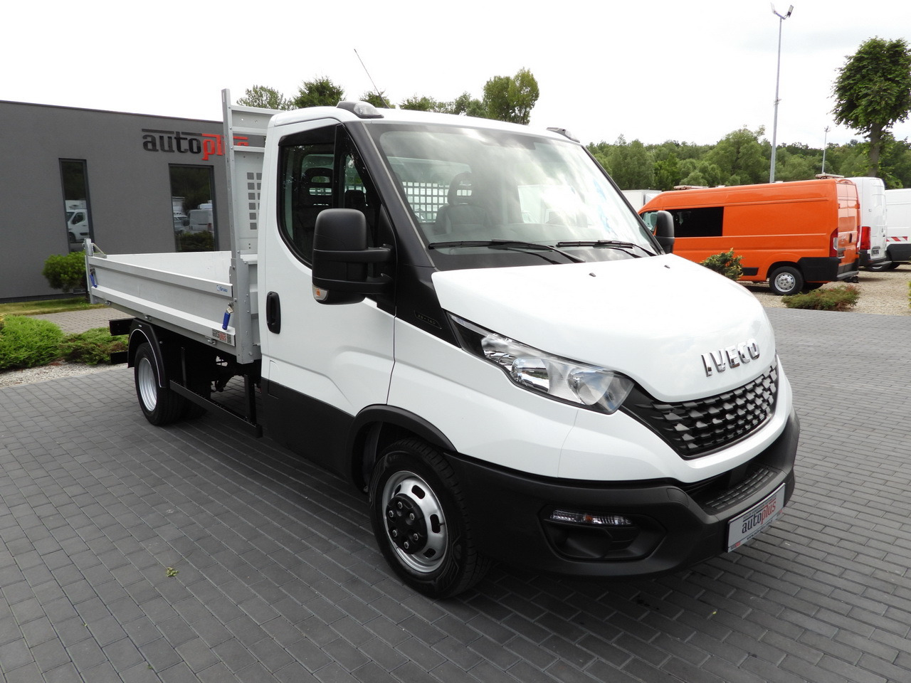 IVECO DAILY CRUISE CONTROL TWIN WHEELS AIR CONDITIONING 140HP - Kipper bestelwagen: afbeelding 4 IVECO DAILY CRUISE CONTROL TWIN WHEELS AIR CONDITIONING 140HP - Kipper bestelwagen: afbeelding 4