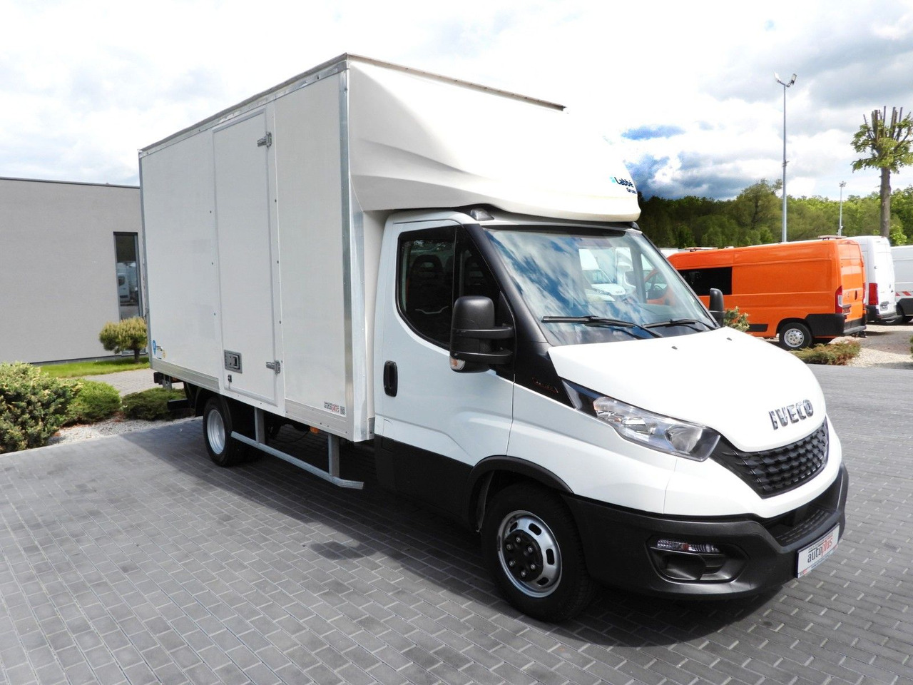 Iveco DAILY 35C16 KOFFER AUFZUG 8 PALETTEN TEMPOMAT Iveco DAILY 35C16 KOFFER AUFZUG 8 PALETTEN TEMPOMAT - Bestelwagen gesloten laadbak: afbeelding 4 Iveco DAILY 35C16 KOFFER AUFZUG 8 PALETTEN TEMPOMAT Iveco DAILY 35C16 KOFFER AUFZUG 8 PALETTEN TEMPOMAT - Bestelwagen gesloten laadbak: afbeelding 4