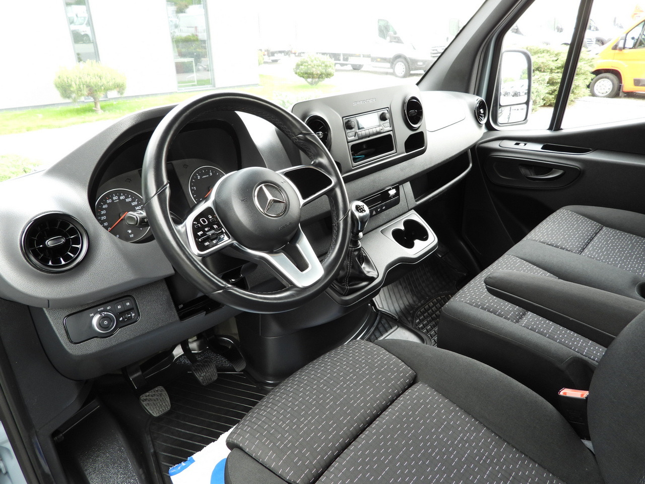 MERCEDES SPRINTER 315 STAKE BODY 8 PALLETS CRUISE CONTROL AIR CONDITIONING 150HP - Bestelwagen open laadbak: afbeelding 2 MERCEDES SPRINTER 315 STAKE BODY 8 PALLETS CRUISE CONTROL AIR CONDITIONING 150HP - Bestelwagen open laadbak: afbeelding 2