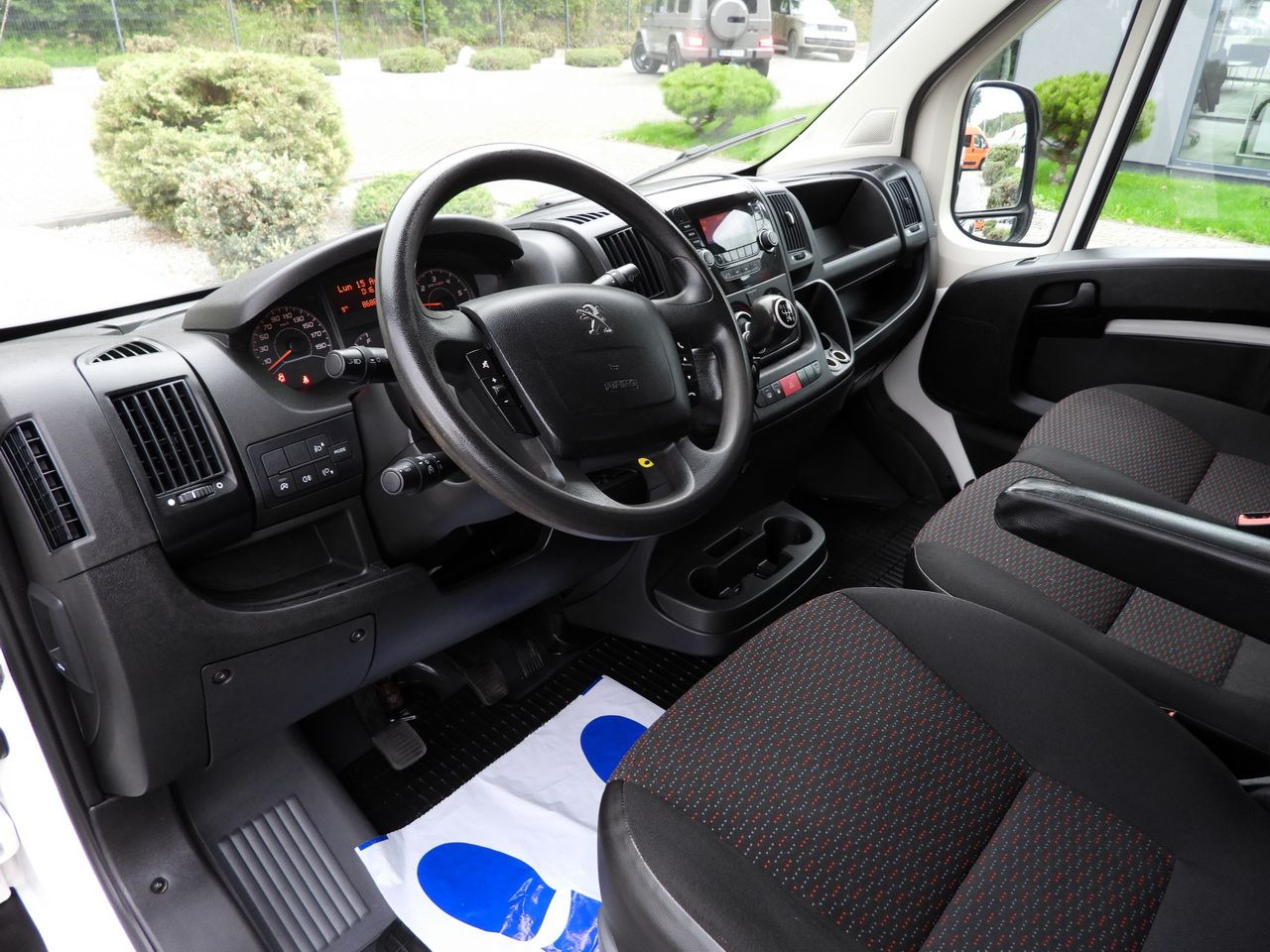 PEUGEOT BOXER STAKE BODY DOUBLE CABIN DOKA 7 SEATS CRUISE CONTROL AIR CONDITIONING 140HP - Bestelwagen met dubbele cabine: afbeelding 2 PEUGEOT BOXER STAKE BODY DOUBLE CABIN DOKA 7 SEATS CRUISE CONTROL AIR CONDITIONING 140HP - Bestelwagen met dubbele cabine: afbeelding 2