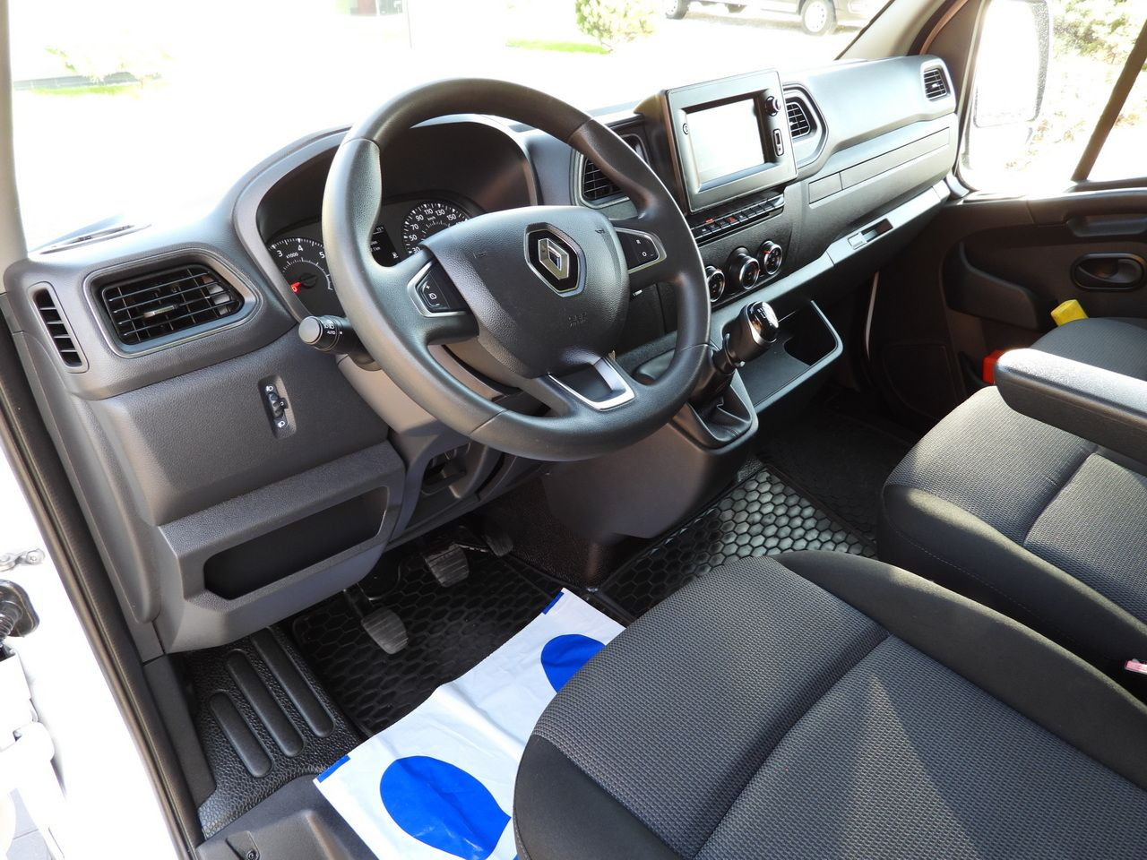 RENAULT MASTER BOX LIFT 8 PALLETS CRUISE CONTROL LED LIGHTS TWIN WHEELS AIR CONDITIONING 145HP - Bestelwagen gesloten laadbak: afbeelding 2 RENAULT MASTER BOX LIFT 8 PALLETS CRUISE CONTROL LED LIGHTS TWIN WHEELS AIR CONDITIONING 145HP - Bestelwagen gesloten laadbak: afbeelding 2