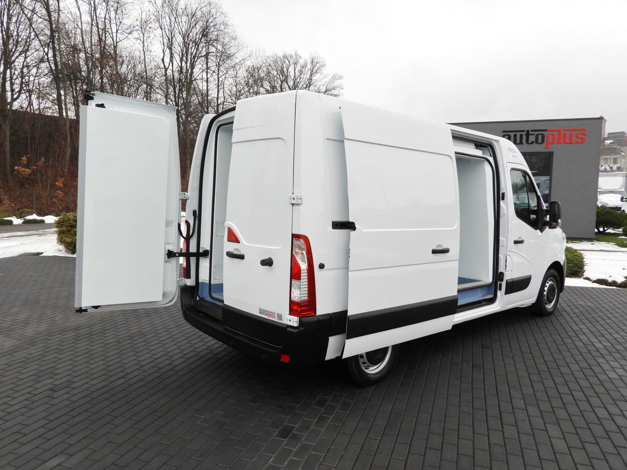 RENAULT MASTER REFRIGERATOR VAN -10*C POWER SUPPLY 230V CRUISE CONTROL NAVIGATION LED LIGHTS AIR CONDITIONING 150HP - Koelwagen: afbeelding 3 RENAULT MASTER REFRIGERATOR VAN -10*C POWER SUPPLY 230V CRUISE CONTROL NAVIGATION LED LIGHTS AIR CONDITIONING 150HP - Koelwagen: afbeelding 3