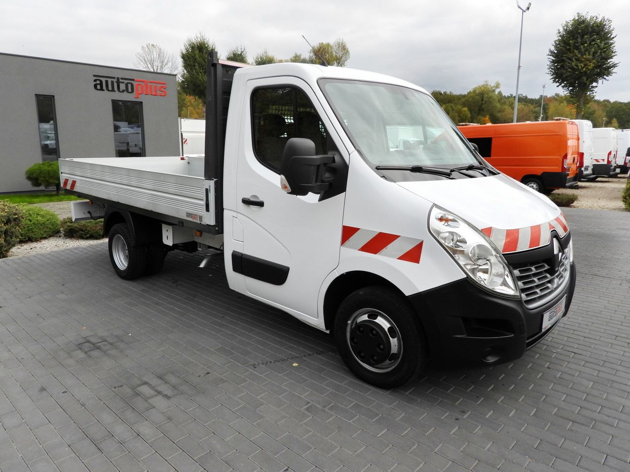 RENAULT MASTER STAKE BODY CRUISE CONTROL NAVIGATION TWIN WHEELS AIR CONDITIONING 130HP - Bestelwagen open laadbak: afbeelding 4 RENAULT MASTER STAKE BODY CRUISE CONTROL NAVIGATION TWIN WHEELS AIR CONDITIONING 130HP - Bestelwagen open laadbak: afbeelding 4