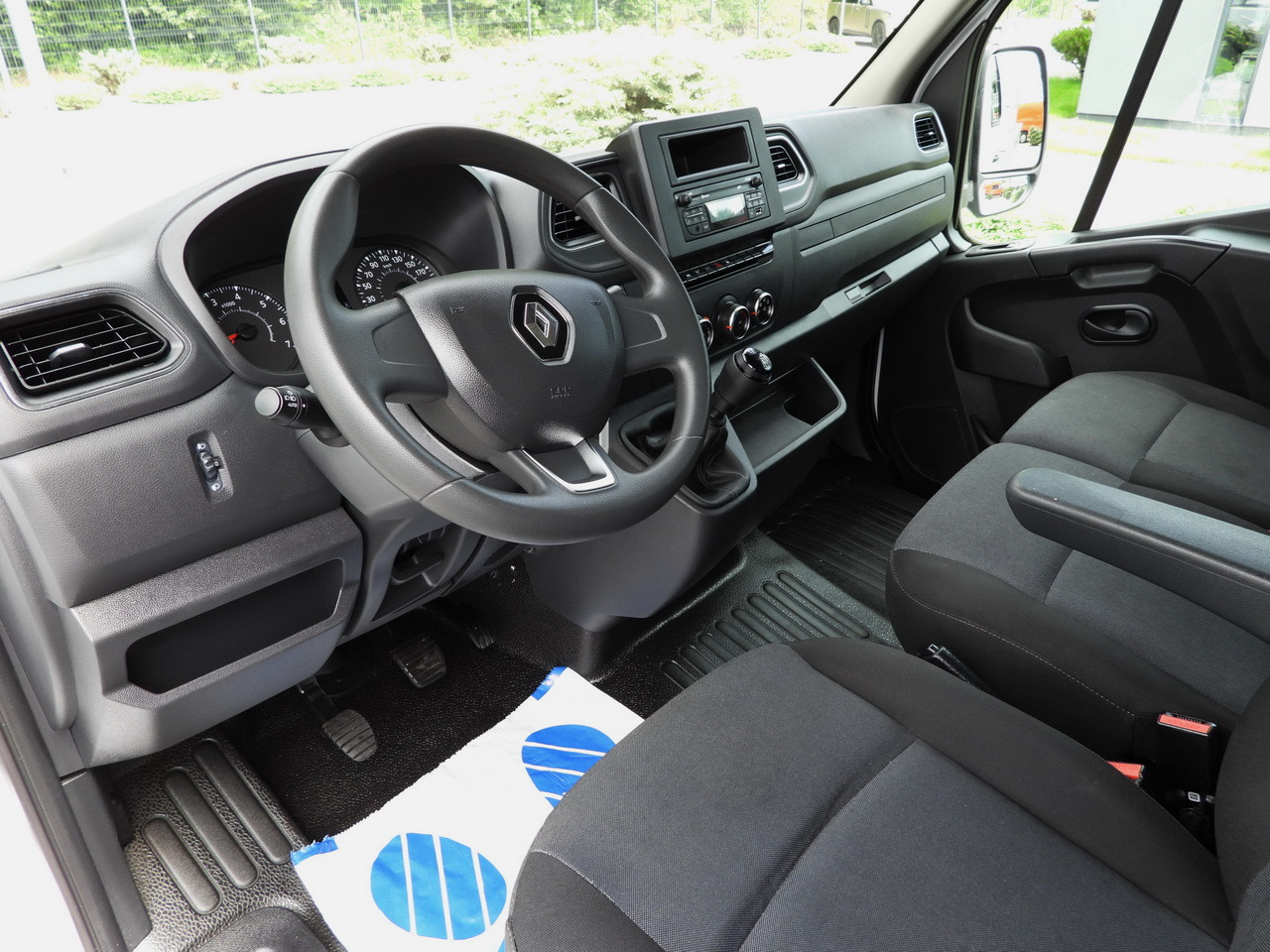 RENAULT MASTER STAKE BODY DOUBLE CABIN DOKA 7 SEATS LED LIGHTS AIR CONDITIONING 145HP - Bestelwagen open laadbak: afbeelding 2 RENAULT MASTER STAKE BODY DOUBLE CABIN DOKA 7 SEATS LED LIGHTS AIR CONDITIONING 145HP - Bestelwagen open laadbak: afbeelding 2