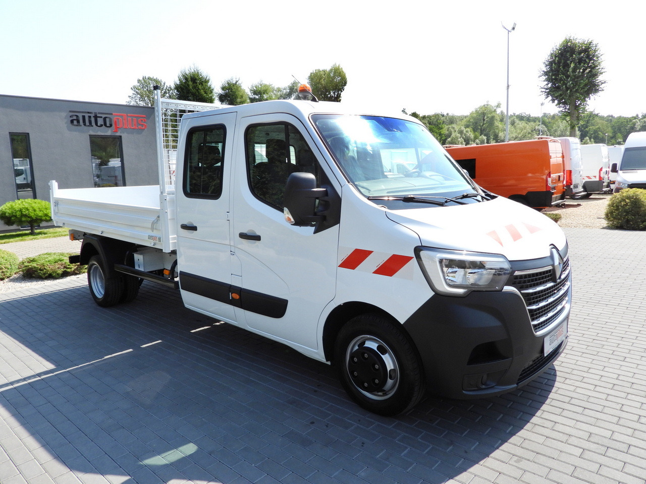 RENAULT MASTER TIPPER DOUBLE CABIN DOKA 6 SEATS CRUISE CONTROL LED LIGHTS TWIN WHEELS AIR CONDITIONING 130HP - Kipper bestelwagen: afbeelding 4 RENAULT MASTER TIPPER DOUBLE CABIN DOKA 6 SEATS CRUISE CONTROL LED LIGHTS TWIN WHEELS AIR CONDITIONING 130HP - Kipper bestelwagen: afbeelding 4