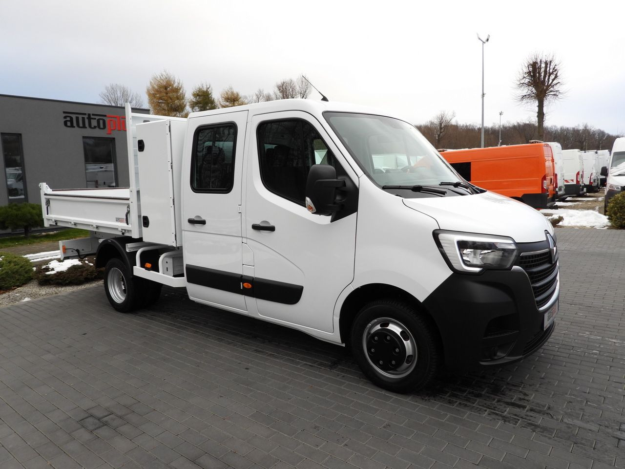 RENAULT MASTER TIPPER DOUBLE CABIN DOKA 6 SEATS CRUISE CONTROL LED LIGHTS TWIN WHEELS AIR CONDITIONING 145HP - Kipper bestelwagen: afbeelding 4 RENAULT MASTER TIPPER DOUBLE CABIN DOKA 6 SEATS CRUISE CONTROL LED LIGHTS TWIN WHEELS AIR CONDITIONING 145HP - Kipper bestelwagen: afbeelding 4