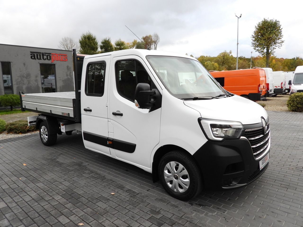 RENAULT MASTER TIPPER DOUBLE CABIN DOKA 7 SEATS CRUISE CONTROL NAVIGATION LED LIGHTS AIR CONDITIONING 145HP - Kipper bestelwagen: afbeelding 4 RENAULT MASTER TIPPER DOUBLE CABIN DOKA 7 SEATS CRUISE CONTROL NAVIGATION LED LIGHTS AIR CONDITIONING 145HP - Kipper bestelwagen: afbeelding 4