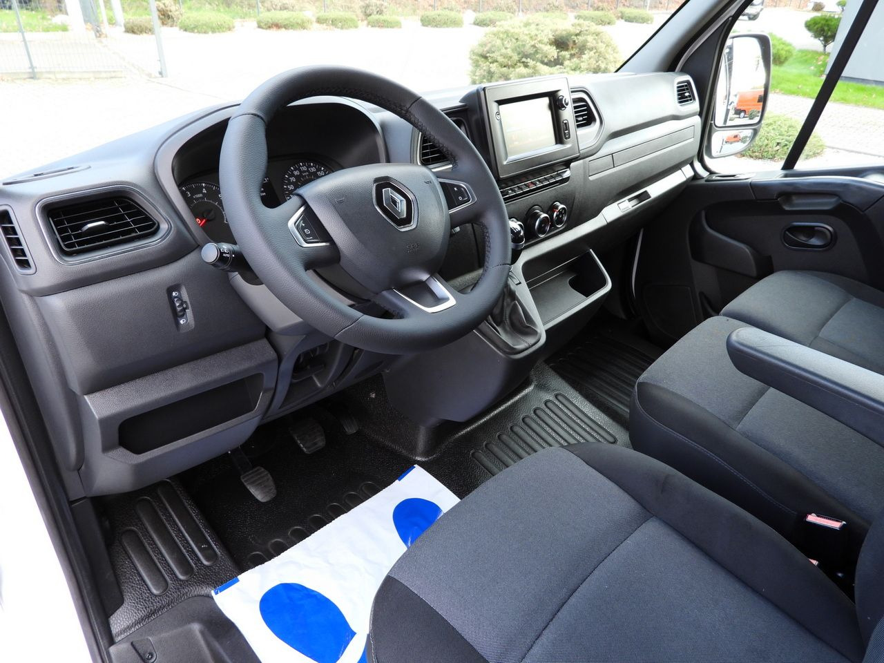 RENAULT MASTER TIPPER DOUBLE CABIN DOKA 7 SEATS CRUISE CONTROL NAVIGATION LED LIGHTS AIR CONDITIONING 145HP - Kipper bestelwagen: afbeelding 2 RENAULT MASTER TIPPER DOUBLE CABIN DOKA 7 SEATS CRUISE CONTROL NAVIGATION LED LIGHTS AIR CONDITIONING 145HP - Kipper bestelwagen: afbeelding 2