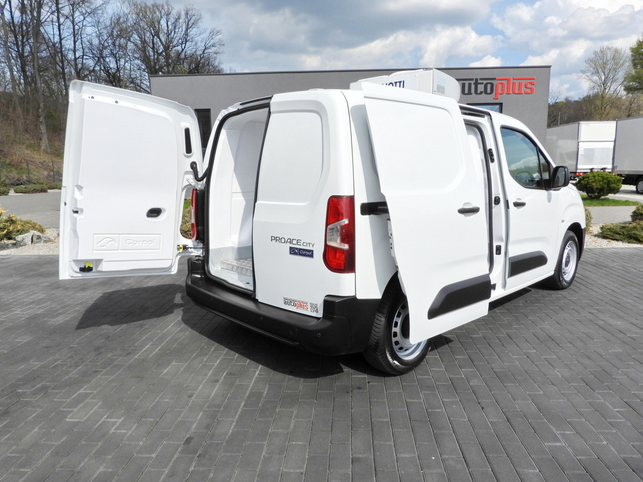 TOYOTA PROACE CITY REFRIGERATOR VAN -15*C POWER SUPPLY 230V CRUISE CONTROL AIR CONDITIONING 100HP - Koelwagen: afbeelding 3 TOYOTA PROACE CITY REFRIGERATOR VAN -15*C POWER SUPPLY 230V CRUISE CONTROL AIR CONDITIONING 100HP - Koelwagen: afbeelding 3