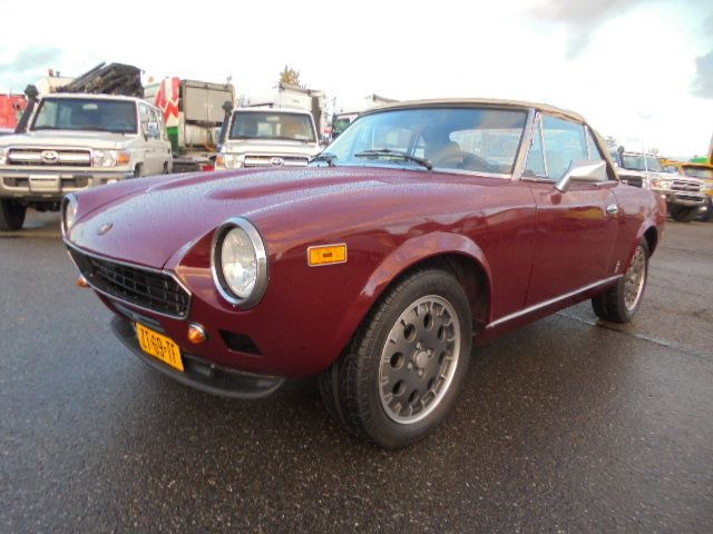 Fiat 124 SPIDER 2000 USA - Personenwagen: afbeelding 1 Fiat 124 SPIDER 2000 USA - Personenwagen: afbeelding 1