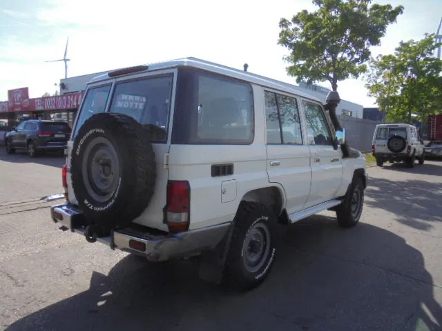 Toyota Land Cruiser HZJ76L 4X4 EXPORT OUTSIDE EU ONLY - Personenwagen: afbeelding 4 Toyota Land Cruiser HZJ76L 4X4 EXPORT OUTSIDE EU ONLY - Personenwagen: afbeelding 4