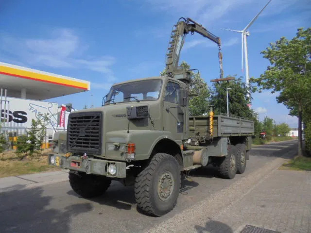 Volvo N 10 6X6 L + FASSI - Kraanwagen: afbeelding 1 Volvo N 10 6X6 L + FASSI - Kraanwagen: afbeelding 1