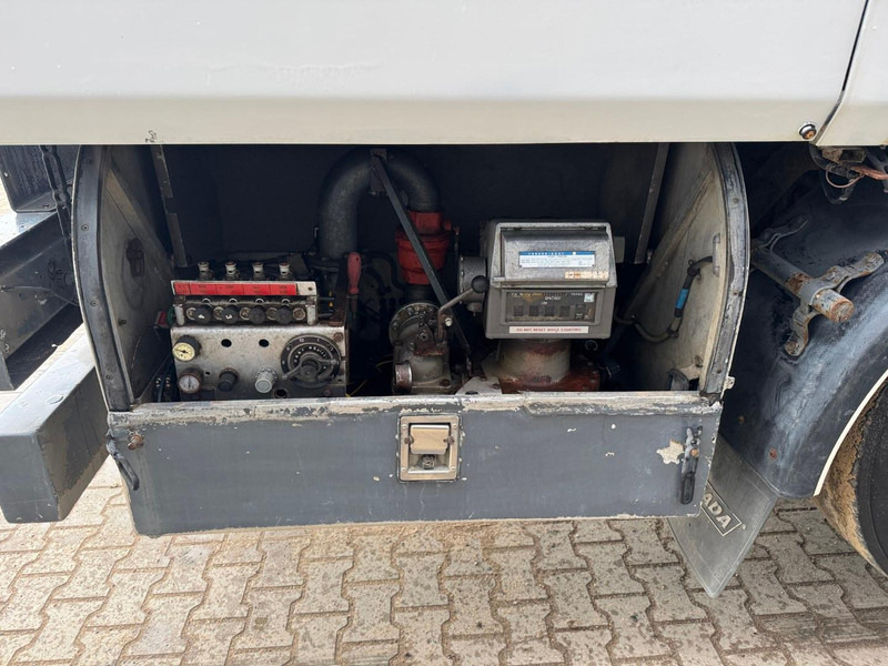 Tankwagen voor het vervoer van brandstoffen Scania P 124.360: afbeelding 11