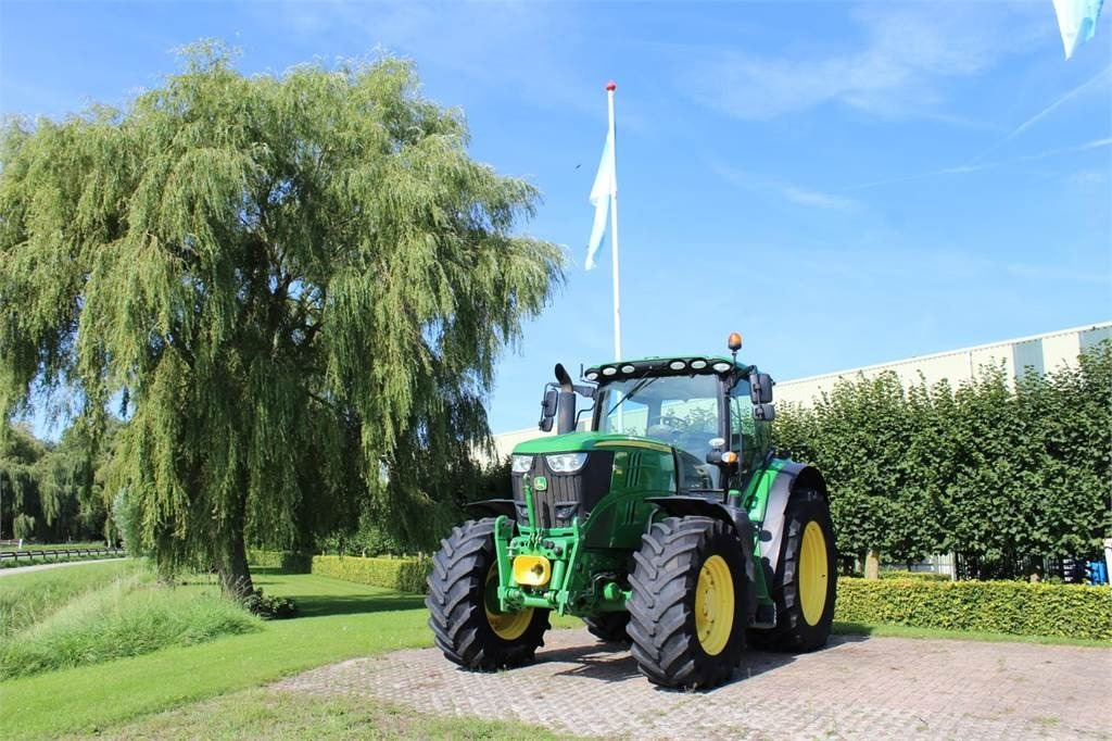 John Deere 6215R - Tractor: afbeelding 1 John Deere 6215R - Tractor: afbeelding 1