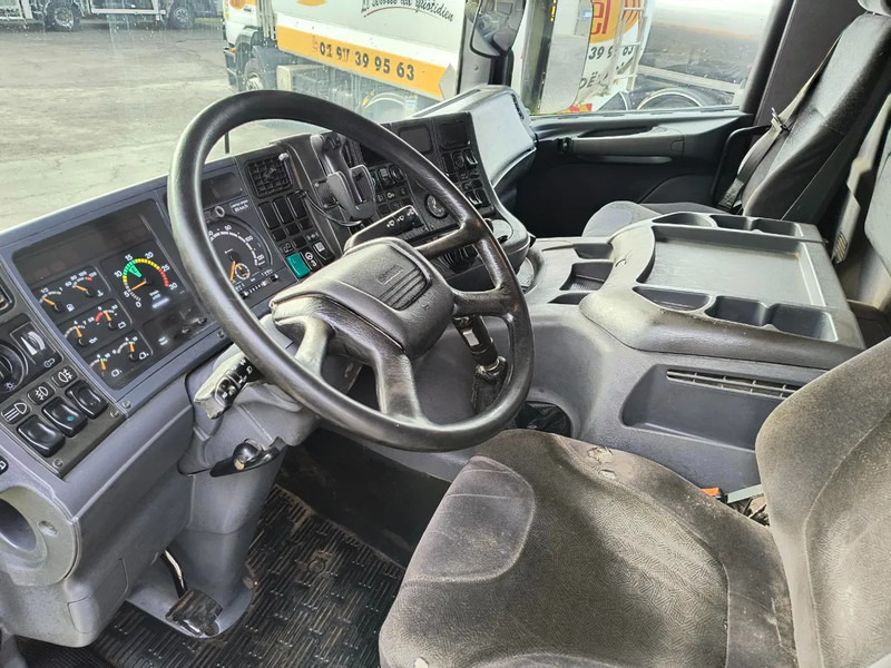 Interieur foto 1: Tankwagen Scania 94 G.300 6X2 FOODBULK SILO - 8 COMP. - STEERING AXLE