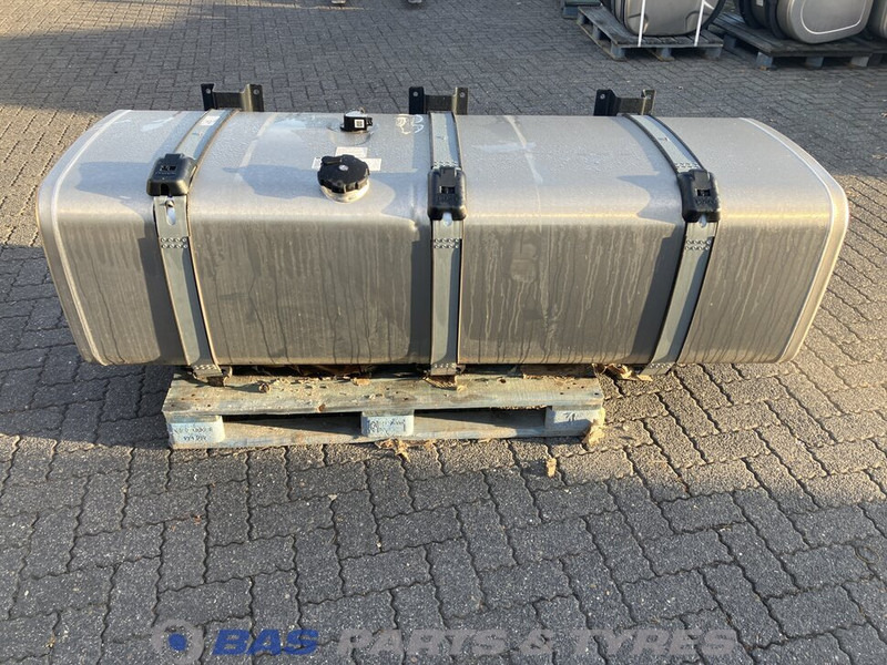 MAN Brandstoftank MAN 700 Liter 81122015710 - Brandstoftank voor Vrachtwagen: afbeelding 1 MAN Brandstoftank MAN 700 Liter 81122015710 - Brandstoftank voor Vrachtwagen: afbeelding 1