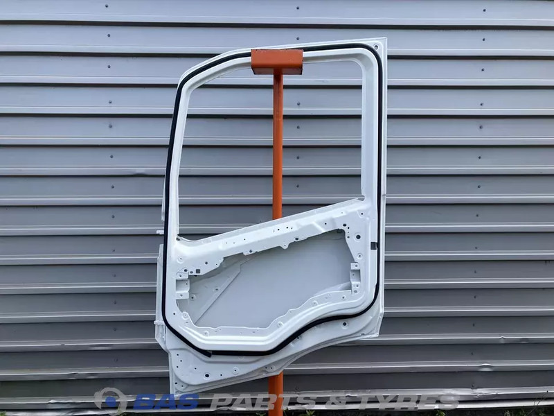 Volvo FM5 - Deur en onderdelen voor Vrachtwagen: afbeelding 2 Volvo FM5 - Deur en onderdelen voor Vrachtwagen: afbeelding 2