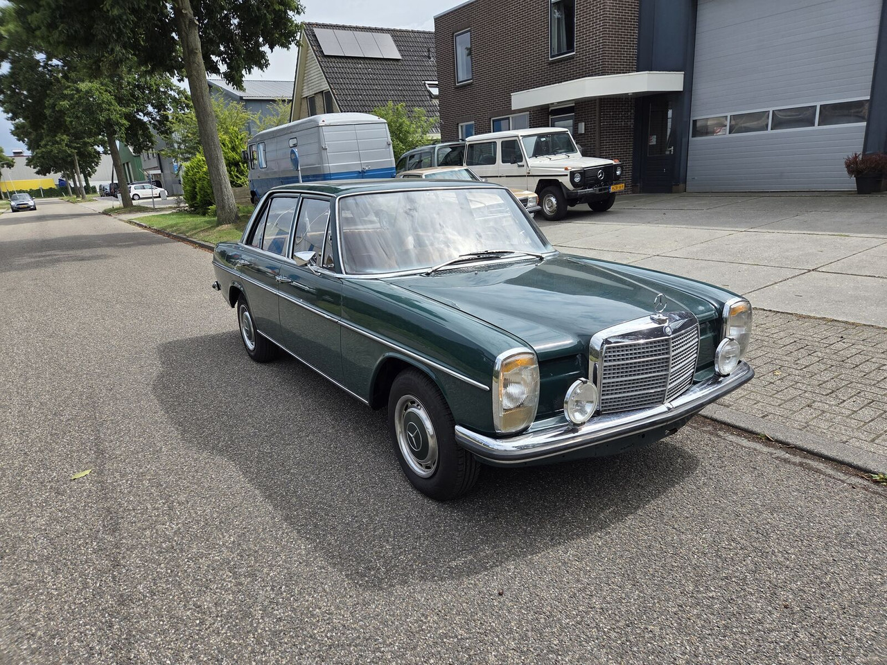 Mercedes-Benz 220 (W115) sedan - Sedan: afbeelding 1 Mercedes-Benz 220 (W115) sedan - Sedan: afbeelding 1