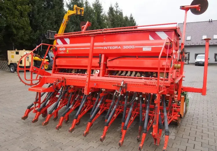 Agregat uprawowo-siewny Kuhn KE303 i INTEGRA 3000 2009 Agrebat uprawowo siewny, brona aktywna AMAZONE i KUHN - Zaaicombinatie: afbeelding 4 Agregat uprawowo-siewny Kuhn KE303 i INTEGRA 3000 2009 Agrebat uprawowo siewny, brona aktywna AMAZONE i KUHN - Zaaicombinatie: afbeelding 4