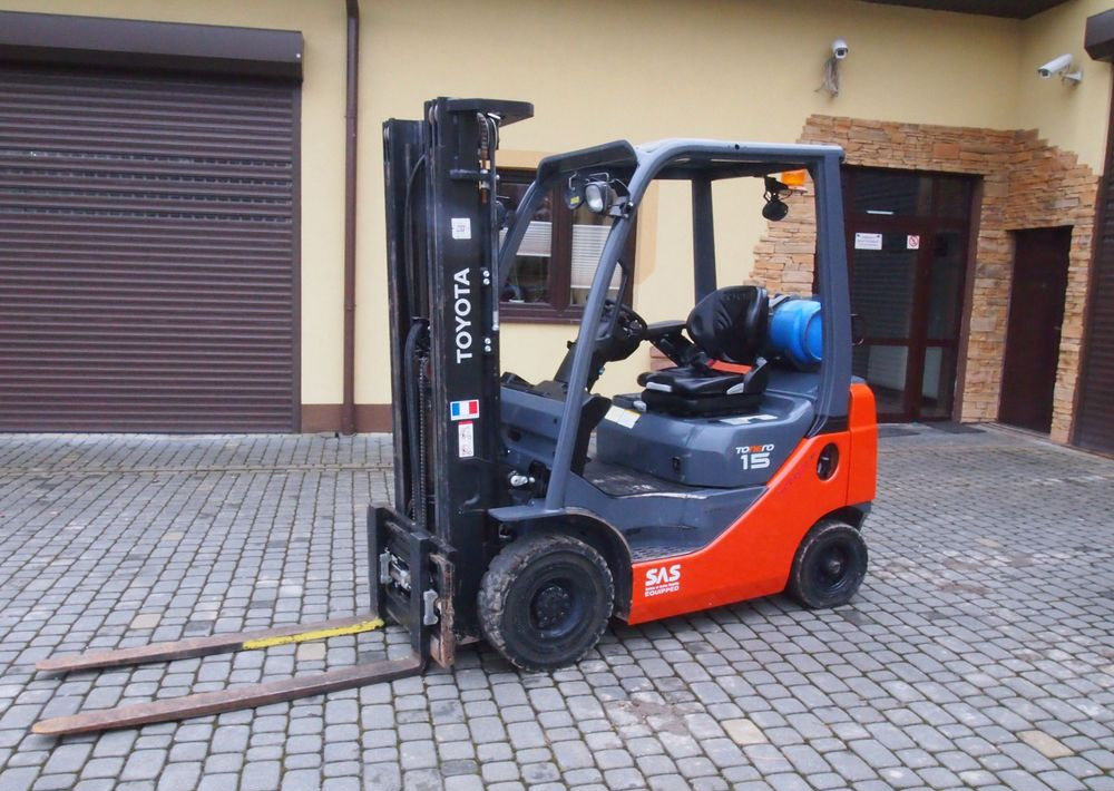 Wózek widłowy Toyota 8FGF15 2018 TRIPLEX system SAS (blokowanie tylnej osi) - LPG heftruck: afbeelding 1 Wózek widłowy Toyota 8FGF15 2018 TRIPLEX system SAS (blokowanie tylnej osi) - LPG heftruck: afbeelding 1
