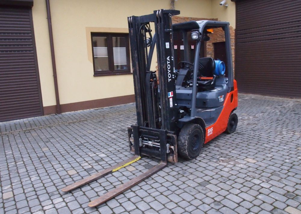 Wózek widłowy Toyota 8FGF15 2018 TRIPLEX system SAS (blokowanie tylnej osi) - LPG heftruck: afbeelding 2 Wózek widłowy Toyota 8FGF15 2018 TRIPLEX system SAS (blokowanie tylnej osi) - LPG heftruck: afbeelding 2