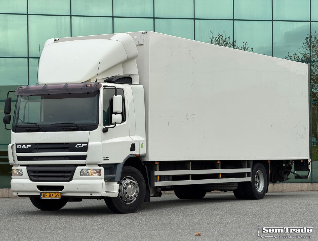 DAF CF 75.250 Euro 3 Manual Gearbox VAN Beurden Isolated BOX Tail Lift Super Condition NL-Truck - Bakwagen: afbeelding 1 DAF CF 75.250 Euro 3 Manual Gearbox VAN Beurden Isolated BOX Tail Lift Super Condition NL-Truck - Bakwagen: afbeelding 1
