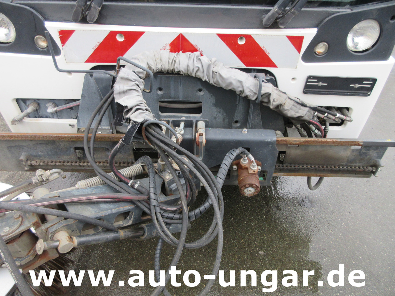 Aebi MFH 5500 Baujahr 2012 Euro 5 Kehrmaschine mit Hochentleerung - Veegwagen: afbeelding 4 Aebi MFH 5500 Baujahr 2012 Euro 5 Kehrmaschine mit Hochentleerung - Veegwagen: afbeelding 4