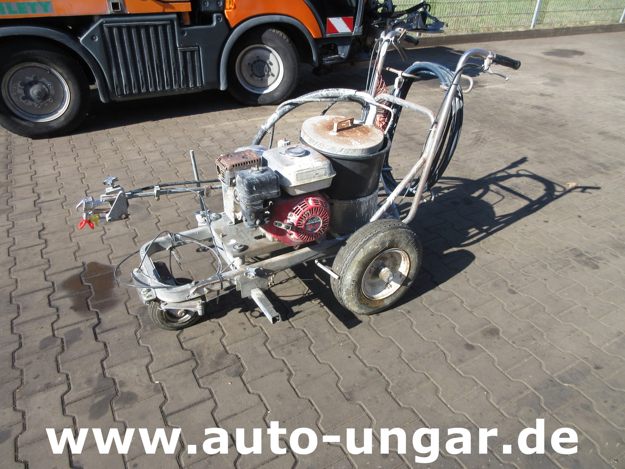 Graco LineLazer Striper GM 5000 Airless Roadmarking Machine Straßenmarkierung - Asfaltmachine: afbeelding 1 Graco LineLazer Striper GM 5000 Airless Roadmarking Machine Straßenmarkierung - Asfaltmachine: afbeelding 1
