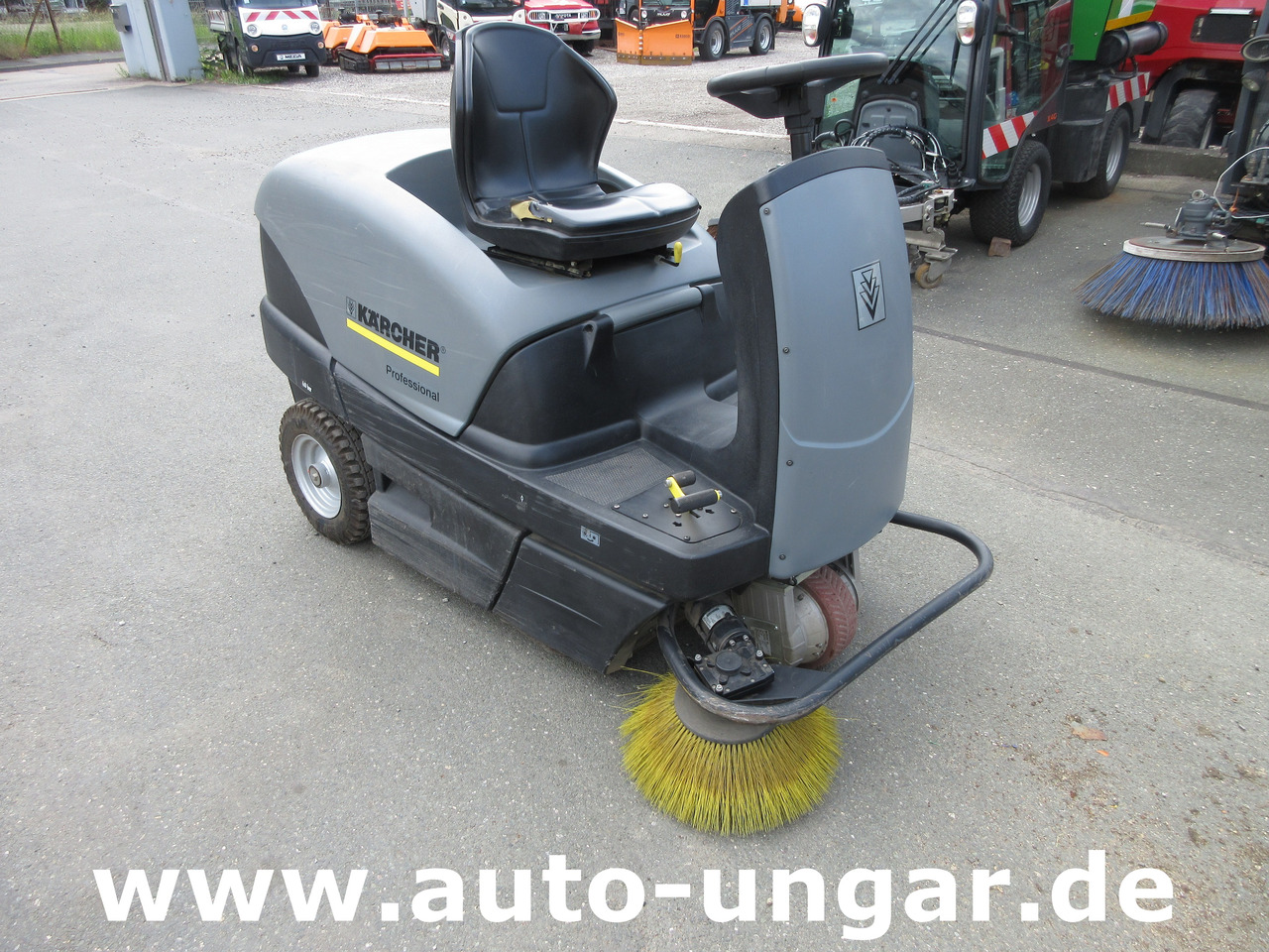 KÄRCHER KM 100/100 RBP Pack 1.280-112.0 elektrische Parkplatzkehrmaschine Hallenkehrmaschine Elektro - Veegwagen: afbeelding 1 KÄRCHER KM 100/100 RBP Pack 1.280-112.0 elektrische Parkplatzkehrmaschine Hallenkehrmaschine Elektro - Veegwagen: afbeelding 1