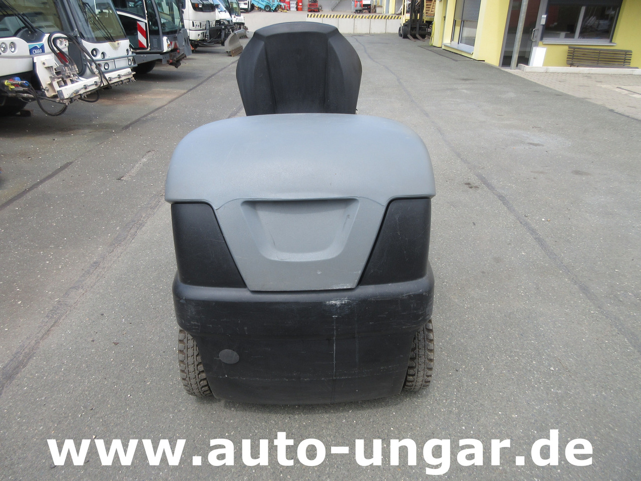 KÄRCHER KM 100/100 RBP Pack 1.280-112.0 elektrische Parkplatzkehrmaschine Hallenkehrmaschine Elektro - Veegwagen: afbeelding 4 KÄRCHER KM 100/100 RBP Pack 1.280-112.0 elektrische Parkplatzkehrmaschine Hallenkehrmaschine Elektro - Veegwagen: afbeelding 4