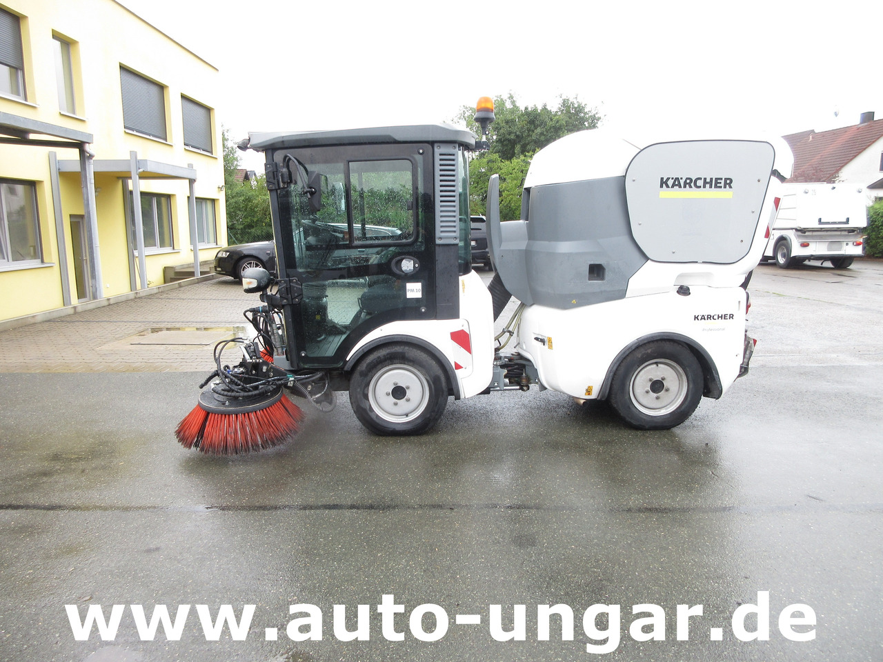 KÄRCHER MC130 Advanced Kehrmaschine Geräteträger 4x4 Kommunalfahrzeug MIC 130 Professional - Veegwagen: afbeelding 4 KÄRCHER MC130 Advanced Kehrmaschine Geräteträger 4x4 Kommunalfahrzeug MIC 130 Professional - Veegwagen: afbeelding 4