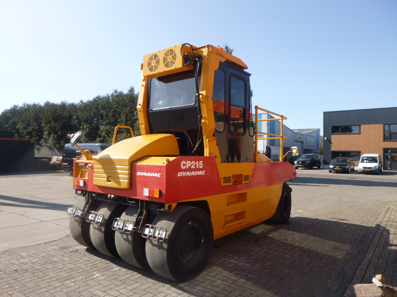 DYNAPAC CP215(HITACHI) - Bandenwals: afbeelding 4 DYNAPAC CP215(HITACHI) - Bandenwals: afbeelding 4