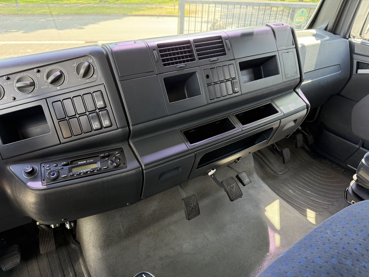 MAN TGA 18.350 4X2 LL Fahrschule - Containertransporter/ Wissellaadbak vrachtwagen: afbeelding 3 MAN TGA 18.350 4X2 LL Fahrschule - Containertransporter/ Wissellaadbak vrachtwagen: afbeelding 3