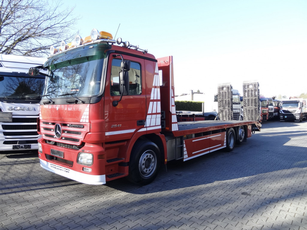 Mercedes-Benz Actros 2541 6X2 Maschinentransporter - Vrachtwagen met open laadbak: afbeelding 1 Mercedes-Benz Actros 2541 6X2 Maschinentransporter - Vrachtwagen met open laadbak: afbeelding 1