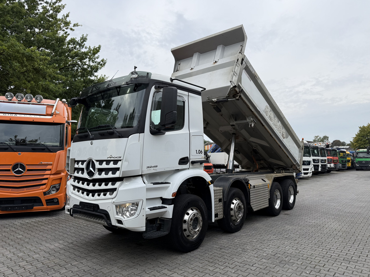 Mercedes-Benz Arocs 3245 K 8X4 - Kipper vrachtwagen: afbeelding 1 Mercedes-Benz Arocs 3245 K 8X4 - Kipper vrachtwagen: afbeelding 1